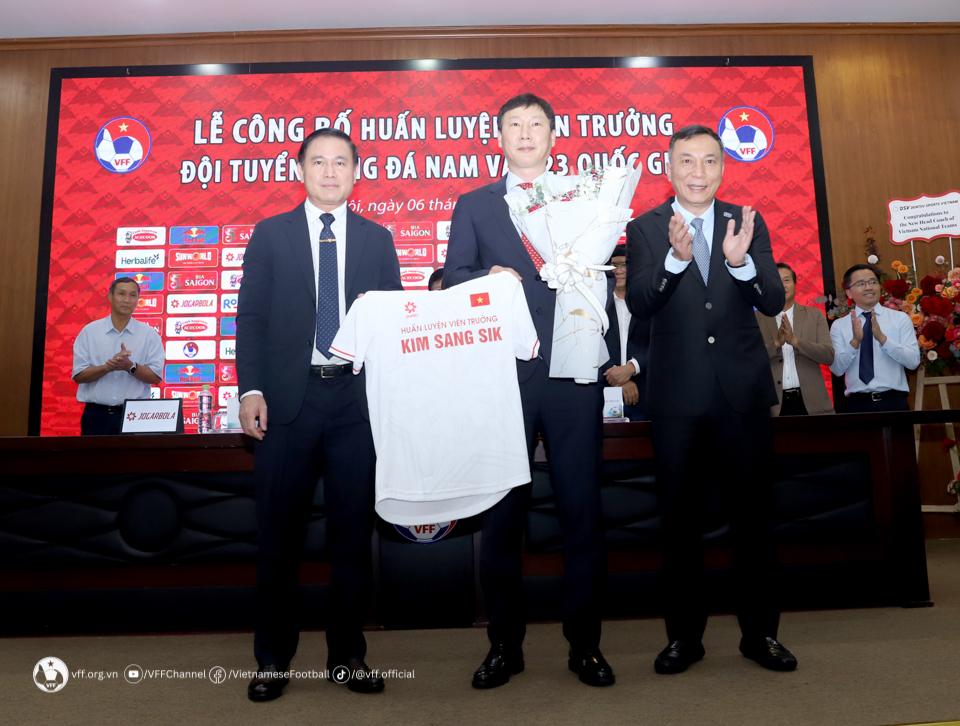 HLV Kim Sang Sik chính thức đảm nhiệm cương vị HLV trưởng Đội tuyển Nam và U23 Quốc gia ngày 6/5/2024.