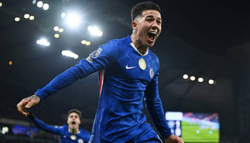 enzo-fernandez-ganh-vac-chelsea-giua-tam-bao