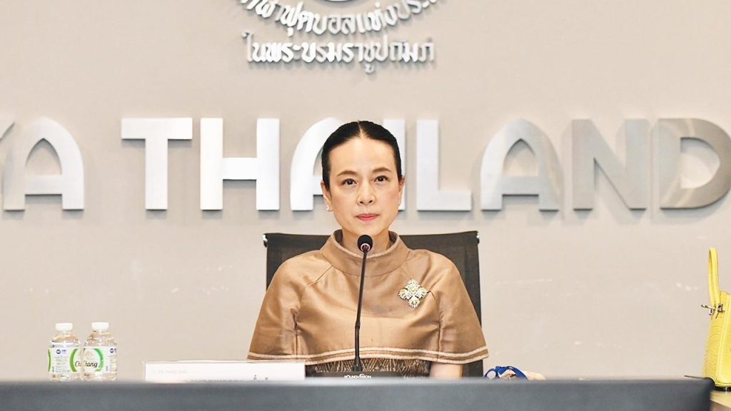 Madam Pang đang phải giải quyết vấn đề tài chính khó khăn cho bóng đá Thái Lan. 