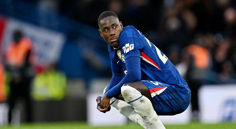 ap-luc-dang-cao-tai-stamford-bridge-loi-keu-goi-sa-thai-rosenior-bung-no